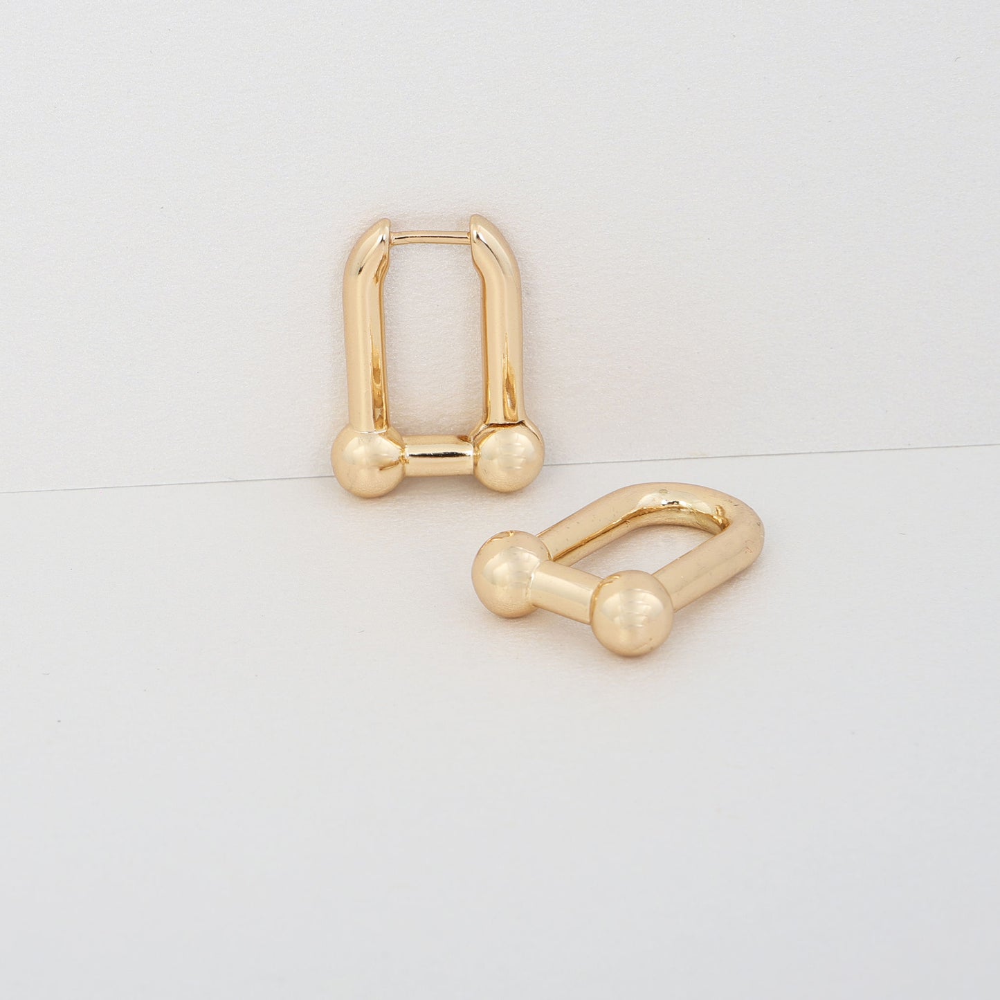 Add a trendy fashion element to all your favourite looks with these earrings in yellow gold.