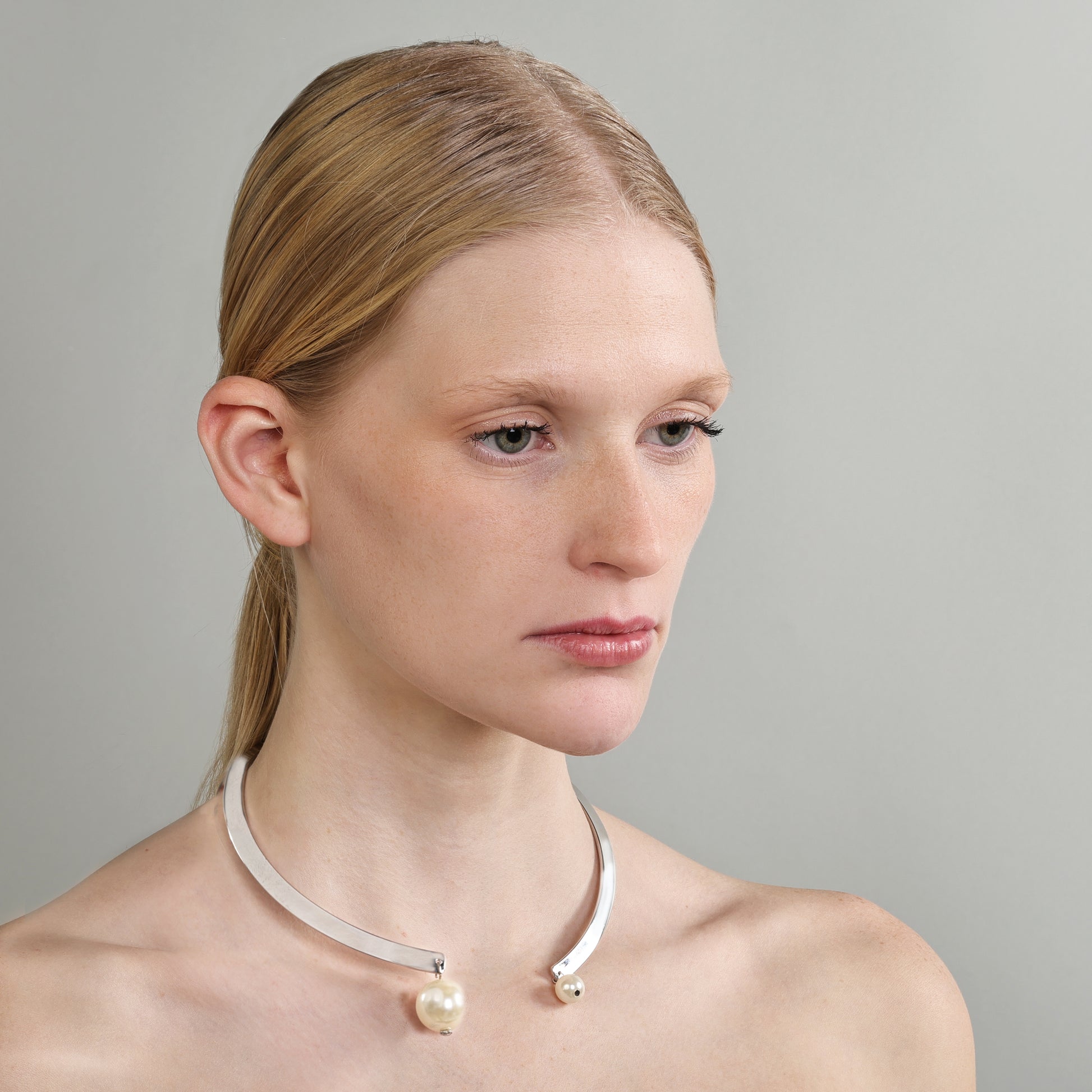 The pearls bring a classic and feminine charm.