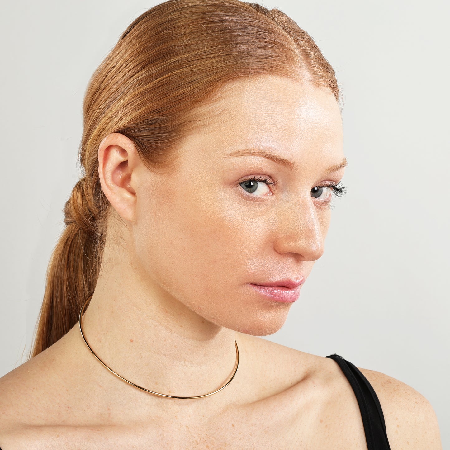 Slim gold choker necklace can add a touch of understated elegance to any outfits.