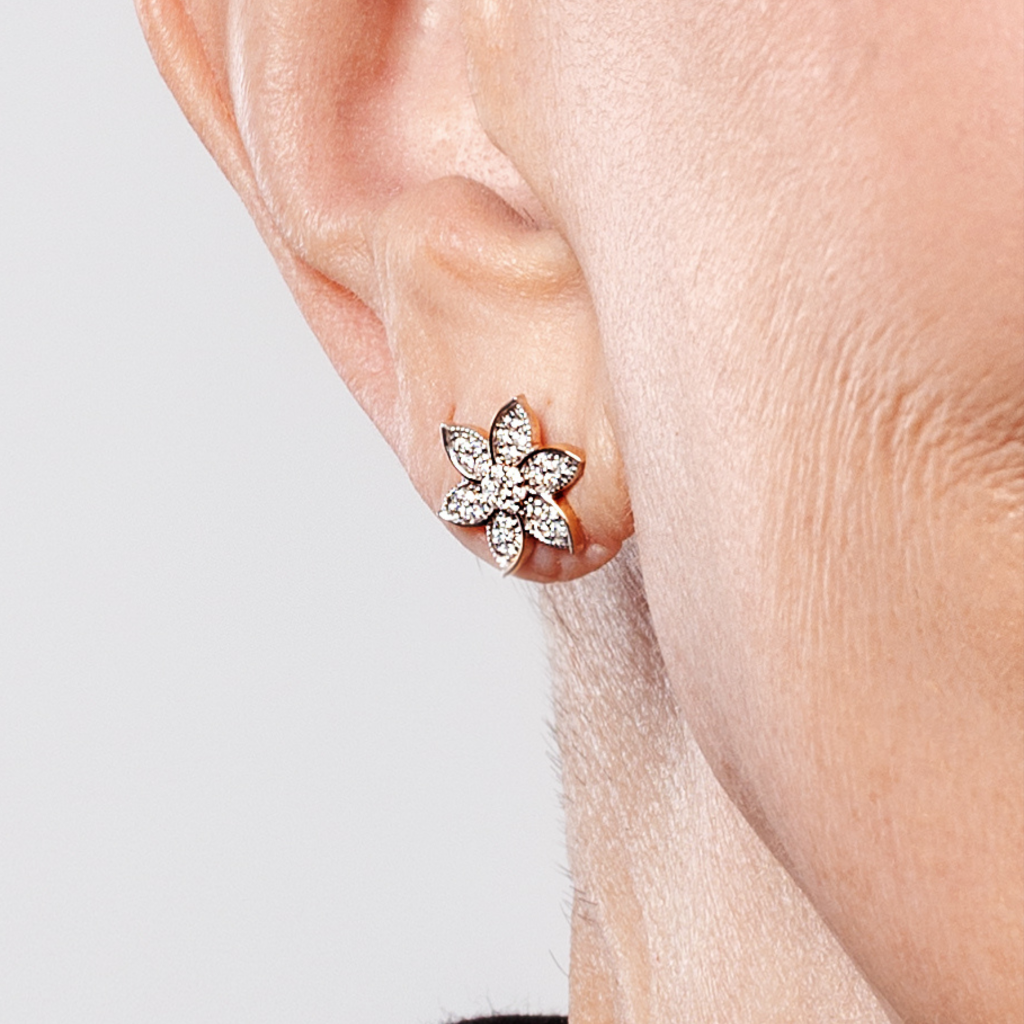 flower gold diamond earrings close up image